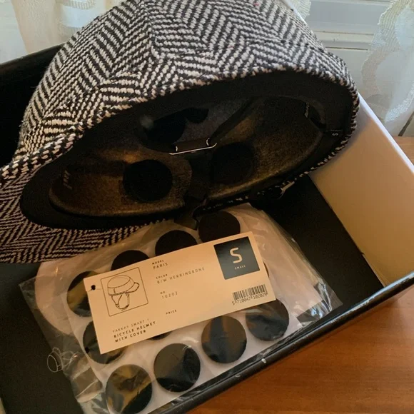 Brand new Yakkay bike helmet - Picture 3 of 4